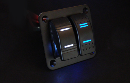 Кнопки с подсветкой Синий и белый в темноте, установленные на алюминиевой панели